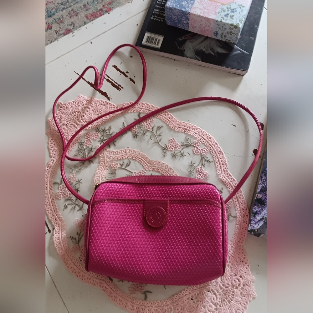 Sold Vintage 1983 Liz Claiborne Fuchsia  Small Crossbody⚘️